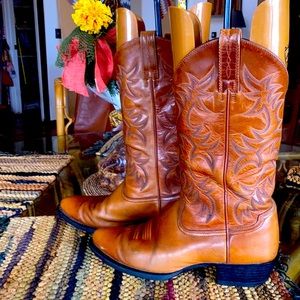 Men’s cowboy boots by Ariat. Size 10.. Brown Very good condition.